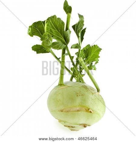 กะหล่ำปลี kohlrabi แยกต่างหากบนพื้นหลังสีขาว