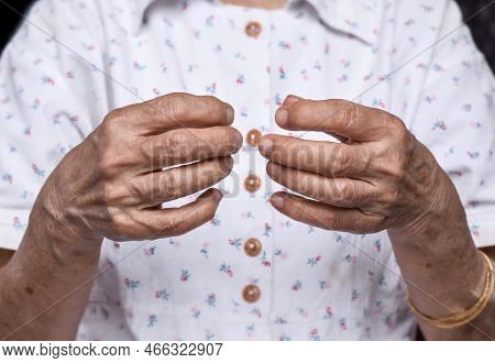 Hands Of Southeast Asian Elder Woman. Concept Of Rheumatoid Arthritis, Osteoarthritis, Or Joint Pain