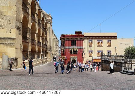 Cordoba, Spain - May 23, 2017: A Group Of Unidentified Tourists Travel Through The Medieval Triunfo 