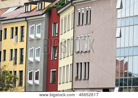 Bratislava en la República Eslovaca a la Unión Europea. casas renovadas