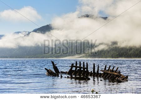 Vraget af gammelt træskib på Lake Teletsky i bjergene.