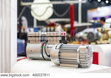 Electric Motor With Compact Oil Free Rotary Vane Dry Vacuum Pump For Industrial On Table