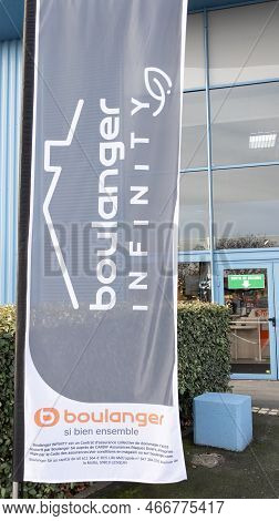 Bordeaux , Aquitaine  France - 12 05 2022 : Boulanger Infinity Sign Text And Logo Brand Shop French 