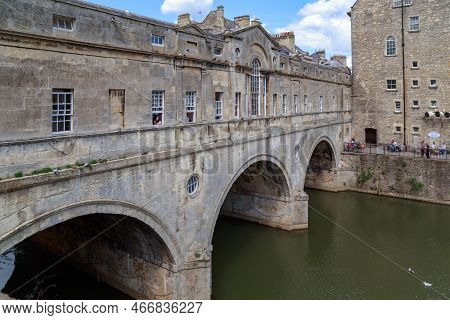 Bath, Great Britain - May 14, 2014: This Is The Old Pultney Bridge Through The Avon River.