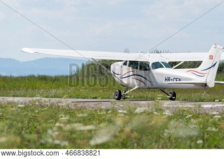Wangen-lachen, Switzerland, July 31, 2022 Reims Cessna 172p Skyhawk Ii Propeller Plane Is Landing On