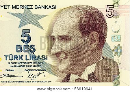 Close up of new 5 TL money