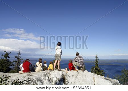 LIEKSA, Finlandia - intorno al 2006: I turisti sulla montagna di Koli. intorno al 2006 a Lieksa Finlandia 