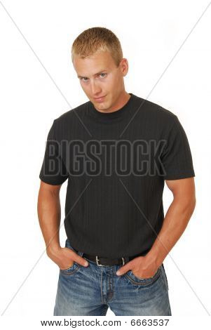 Casual uomo con le mani nelle tasche