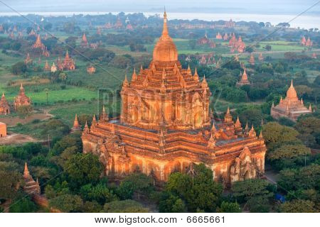 Visning af Bagan fra luftballon ved solopgang, Myanmar. 

