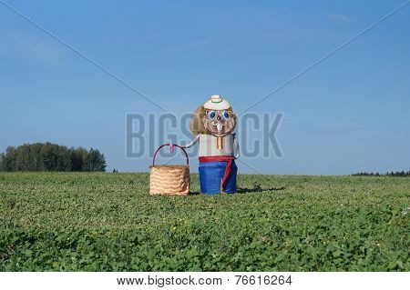 Sculpture beaver holding a wicker basket of straw