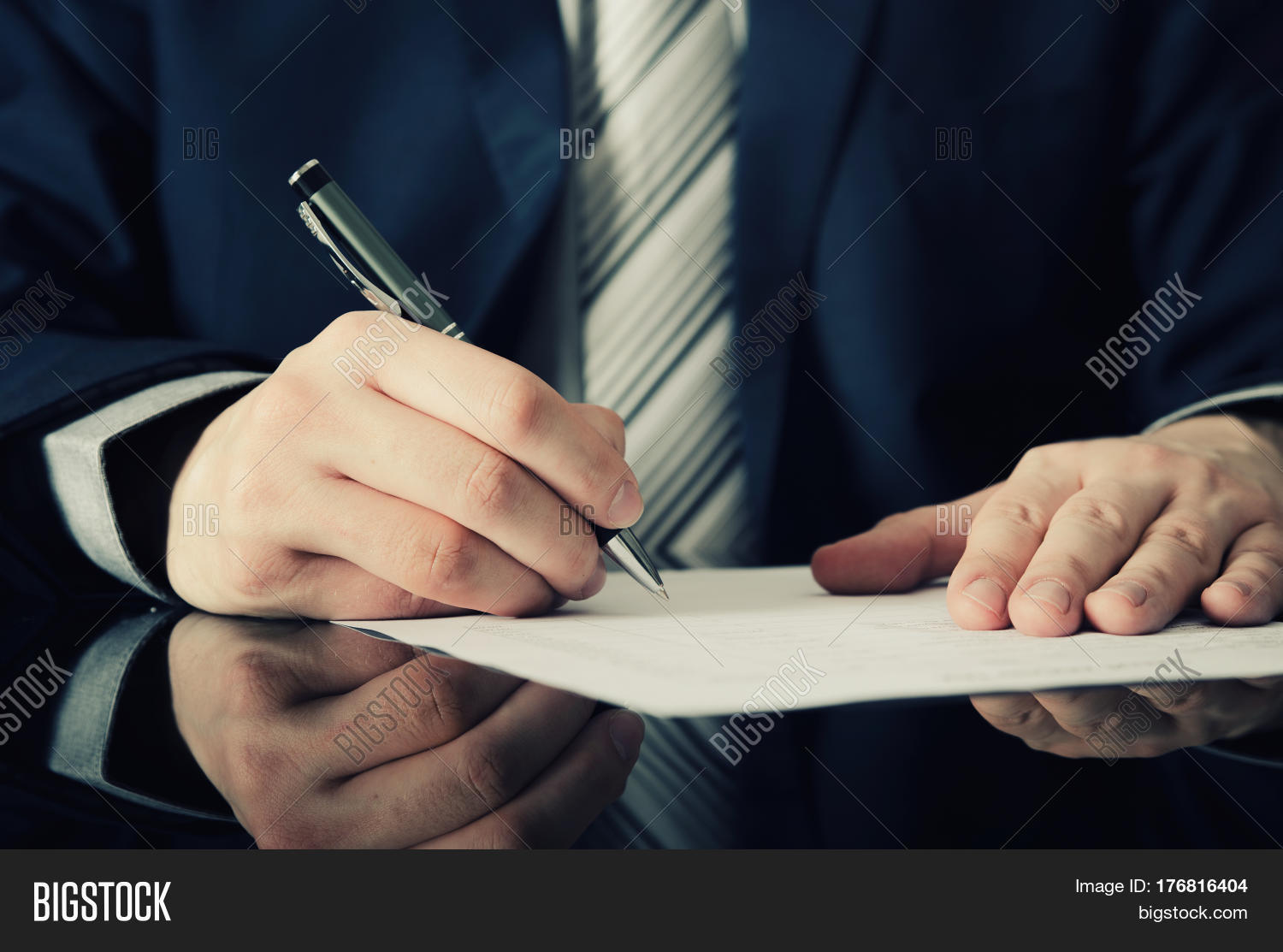 Человек который подает иск. Человек который подает иск. Судебный иск презентация. Иск для презентации. Человек который подает иск.