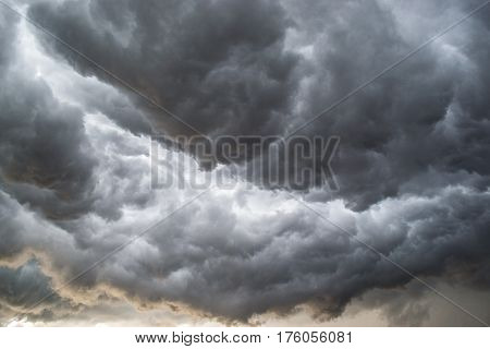 Horrifine clouds moving ahead of the storm being situated close to the ground