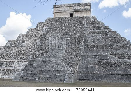 Mayan pyramid, Chichen-Itza, Mexico ancient building Maya Pyramid, Chichen-Itza, Mexico