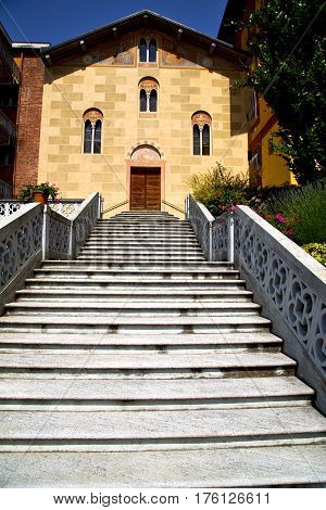 Church     The Tradate Old   Closed  Sidewalk Italy  Lombardy