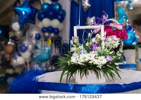 White daisies in a wooden basket decoration for a wedding