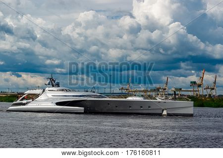 Large Silver Trimaran