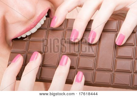 lustige Frau essen Schokolade