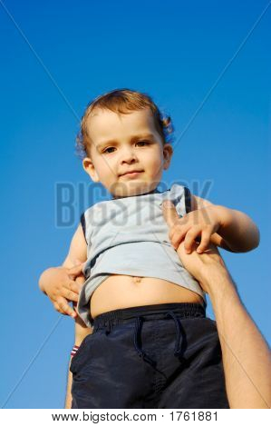 Ragazzo sollevato le mani del padre