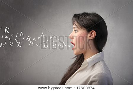 ผู้หญิงพูดคุยกับตัวอักษรที่ออกมาจากปากของเธอ