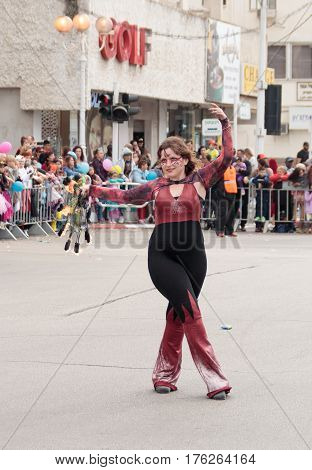 Juggler Shows Her Art For The Viewers On The Street