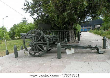Memorial from the WWI. In 1917 during World War I, the Battle of Mărăşeşti between the Kingdom of Romania and the German Empire was fought near the town. A mausoleum containing the remains of 5,073 Romanian soldiers was built to commemorate the Romanian v