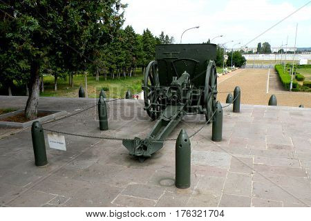 Marasesti, memorial from the WWI.In 1917 during World War I, the Battle of Mărăşeşti between the Kingdom of Romania and the German Empire was fought near the town. A mausoleum containing the remains of 5,073 Romanian soldiers was built to commemorate the 