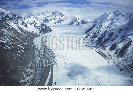 Nevaio nella valle tra le montagne coperte di neve