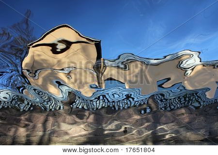 Reflexão de cidade no canal