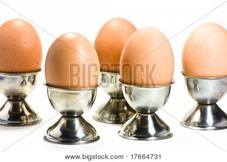 在 eggcups 上的鸡蛋