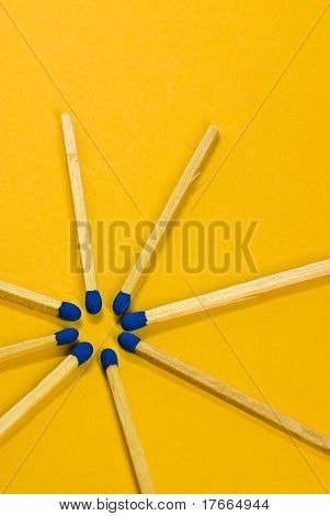 blau Übereinstimmungen auf gelbem Grund