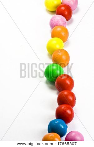 boules de gomme à mâcher sur fond blanc