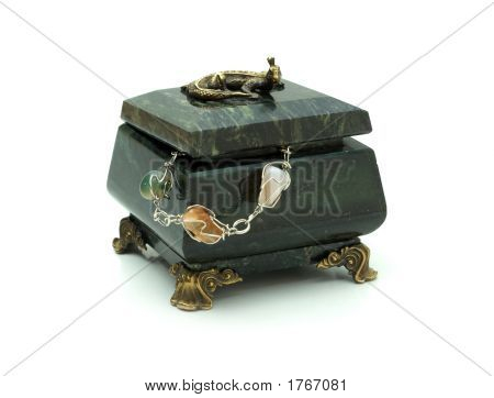 녹색 작은 상자와 목걸이