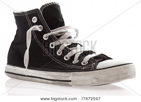 sort sneakers isoleret på hvid baggrund