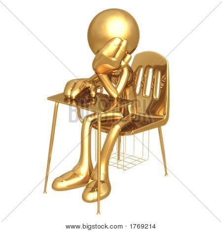 kleine goldene Student gelangweilt auf die Schulbank