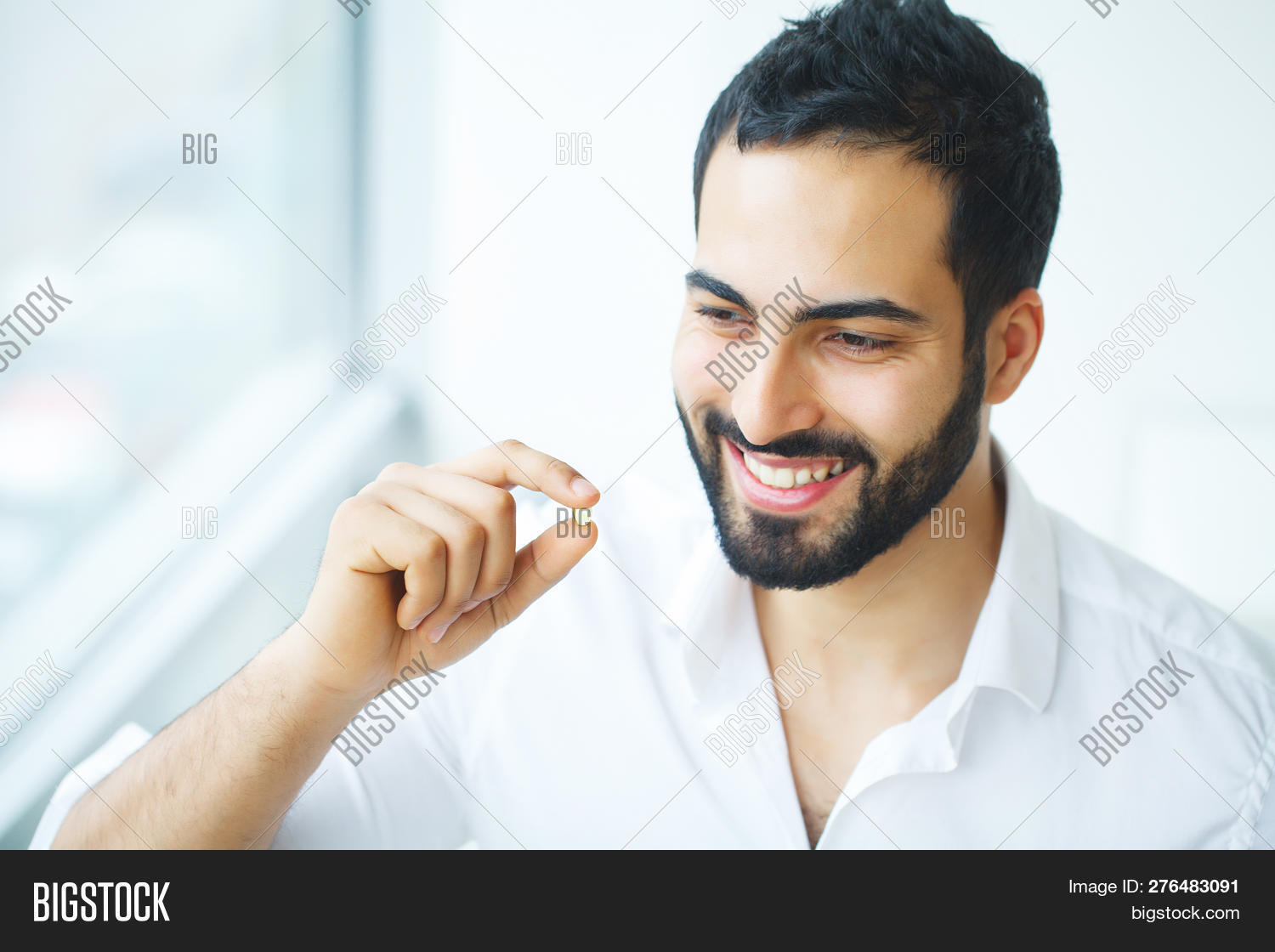 Мужик пьет витамин. Мужская гормональная контрацепция. Человек пьет таблетки. Мужчина пьет таблетки. Парень принимается.