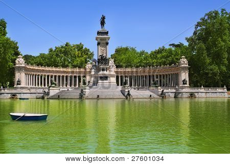 Lago del parco Buen Retiro a Madrid con la statua di angelo caduto