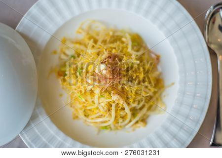 Scrambled Eggs With Vermiceli And Crabmeat