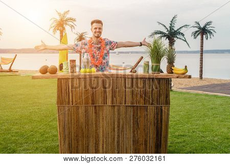 Show Bartenders Outdors, Juggling Bottles And Shaker, Bartender Job On The Beach