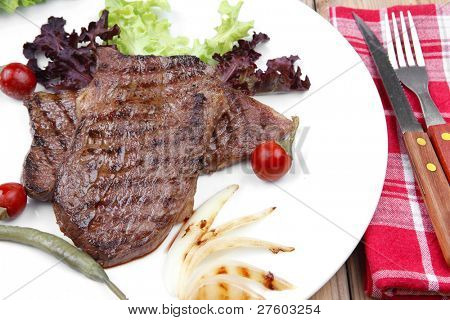 肉料理: ステーキのローストねぎと赤に緑レタス サラダ唐辛子、骨なし