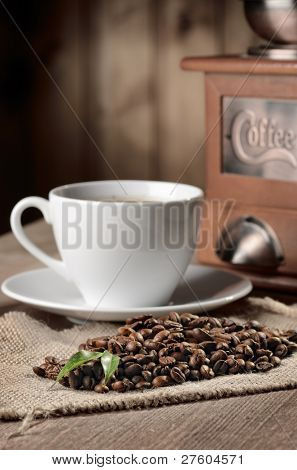 Kaffeebohnen und alte Kaffeemühle