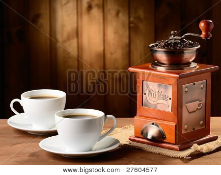 Kaffeebohnen und alte Kaffeemühle
