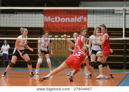 KAPOSVAR, 헝가리-11 월 25 일: Zsofia Horvath (레드 5) 헝가리 선수권 voll에서 행동