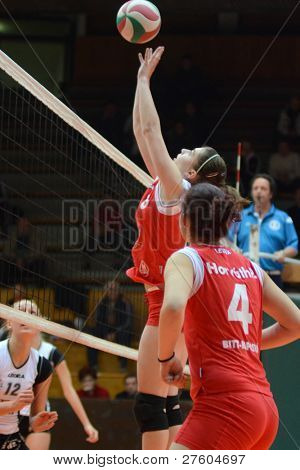 KAPOSVAR, 헝가리-11 월 25 일: Kamilla Gyorbiro (C) 헝가리 선수권 대회 발리에서 행동