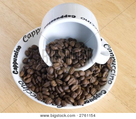 Koffie bonen met kop en schotel