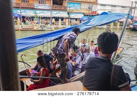 Samutsongkhram/thailand - 16 September 2017 : Unacquainted Thai People And Tourists Travel By Boat I