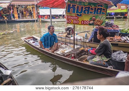 Samutsongkhram/thailand - 16 September 2017 : Unacquainted Thai People Selling Local Food On The Boa