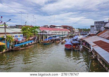 Samutsongkhram/thailand - 16 September 2017 :beautiful View From Amphawa Floating Market In Holiday 