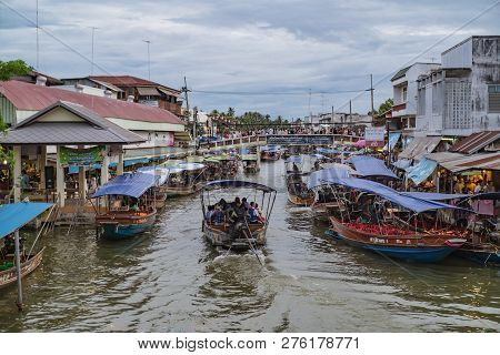 Samutsongkhram/thailand - 16 September 2017 :beautiful View With Unacquainte Tourists From Amphawa F