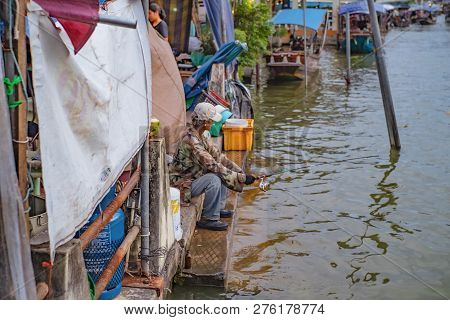 Samutsongkhram/thailand - 16 September 2017 :unacquainte Thai People Fishing On The River In Amphawa