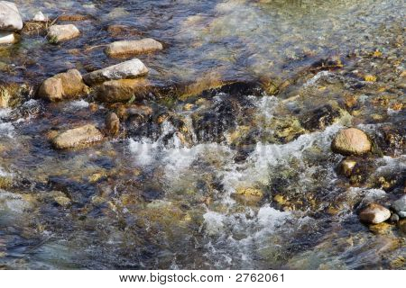 Brusende flod